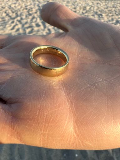 Goldring am Strand verloren