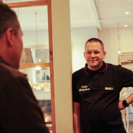 Ringretter Felix lacht mit Hardy Krüger jr.