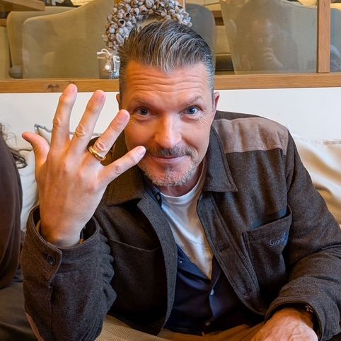 Hardy Krüger jr. mit dem Ring den Felix Johannsen wieder gefunden hat