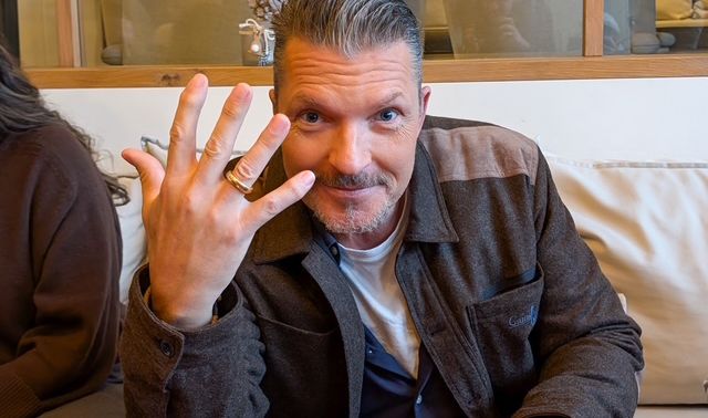 Ringretter Felix übergibt verlorenen Ehering mit Metalldetektor in Schleswig-Holstein an Hardy Krüger jr.