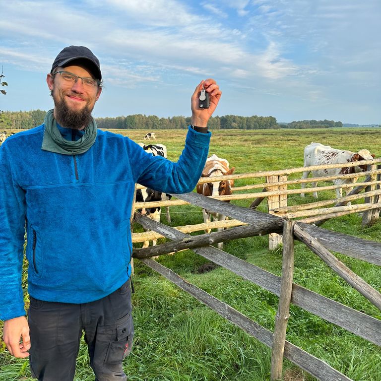 Schlüssel auf Wiese verloren