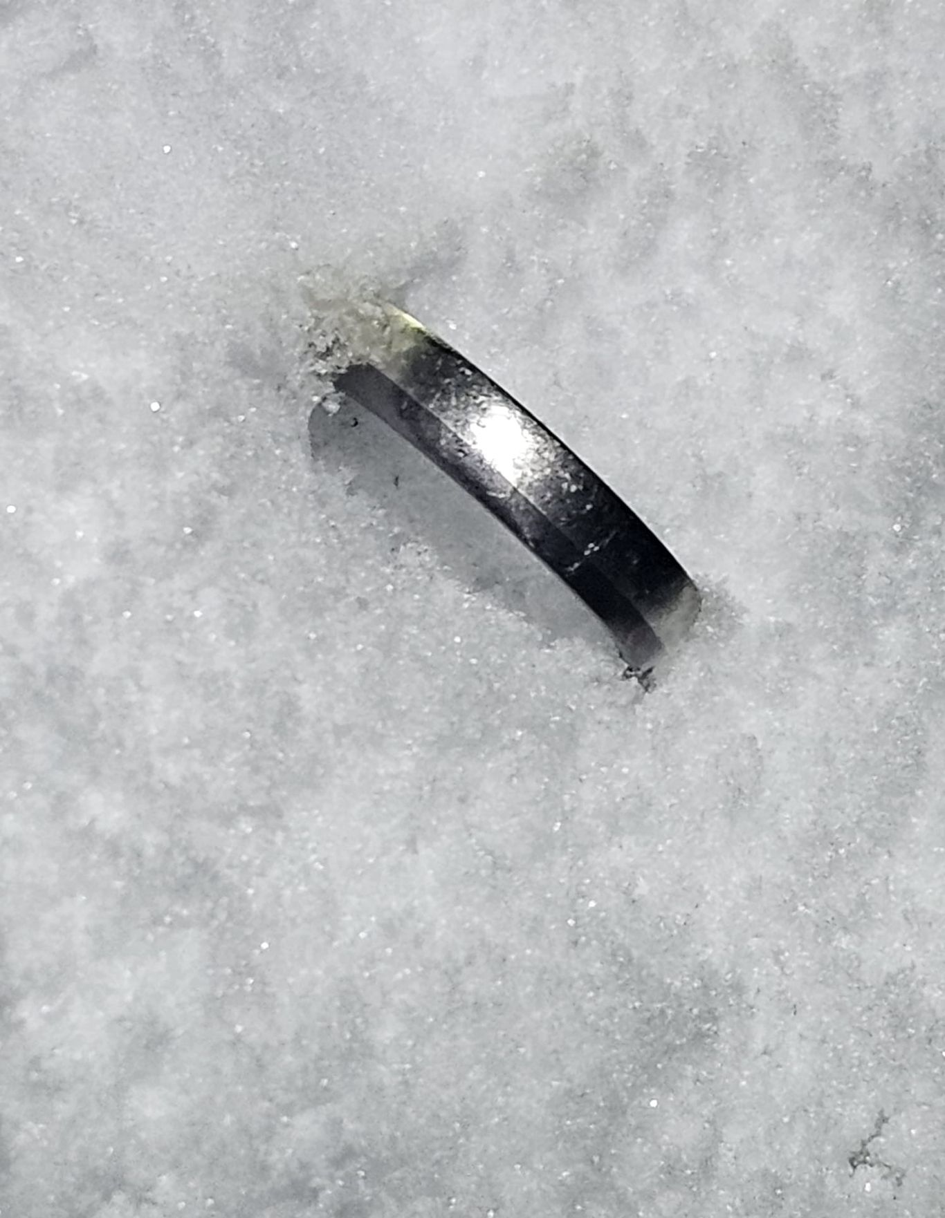 Ring im Schnee in Schleswig-Holstein verloren