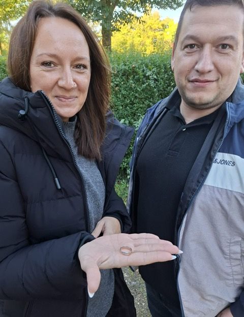 Ringretter Kevin findet einen verlorenen Ehering am Strand in Lübeck mit dem Metalldetektor wieder
