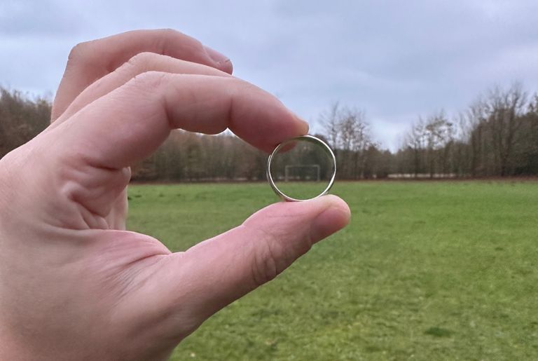 Ehering auf dem Fußballplatz verloren