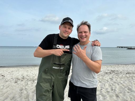 Ehering am Strand im Wasser gefunden