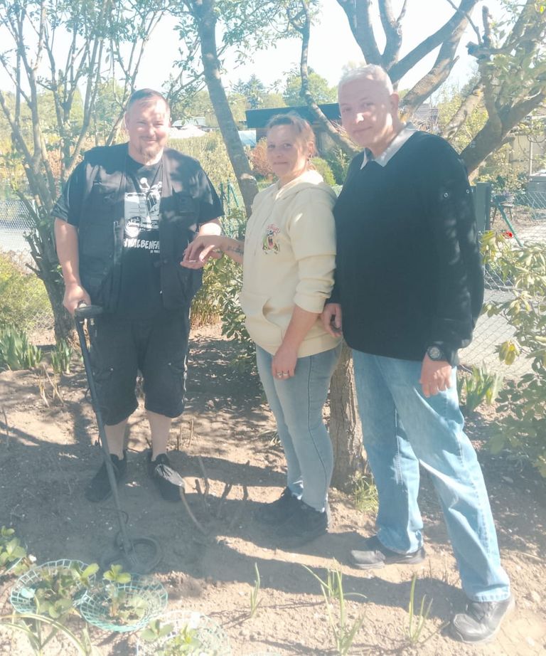 Ehering im Gartenbeet wiedergefunden