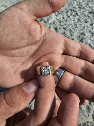 Ehering am Strand mit dem Metalldetektor gefunden