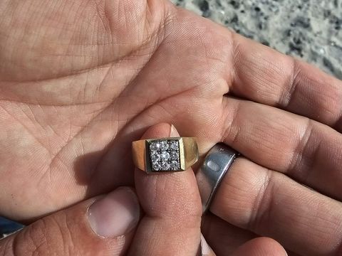 Familienring mit dem Metalldetektor am Strand wiedergefunden