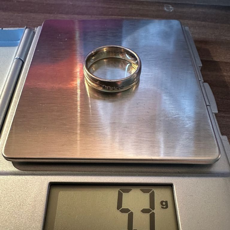 Ring auf Wiese verloren