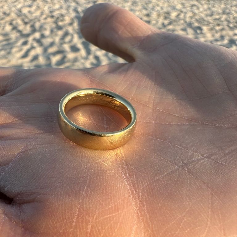 Ring im Sand verloren