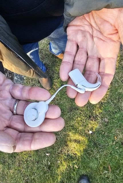 Hörgerät im Garten wiederfinden