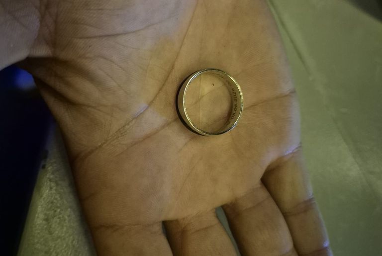 Ring im Laub verloren