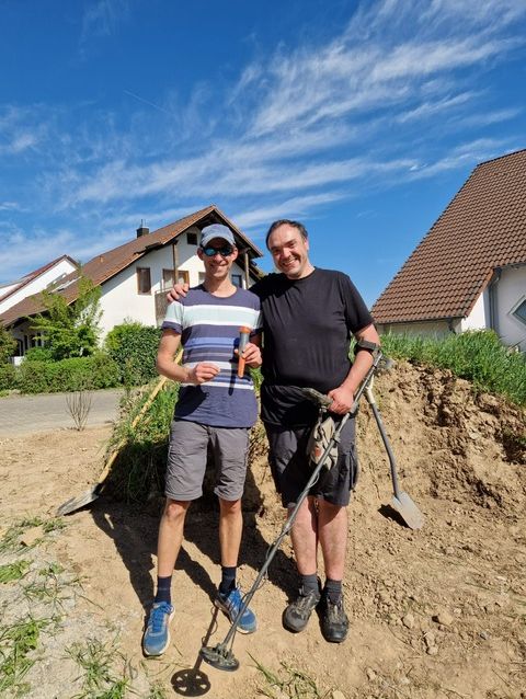 Ring im Garten mit dem Metalldetektor wiedergefunden