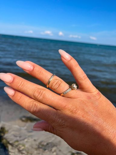Ring am Strand im Sand verloren