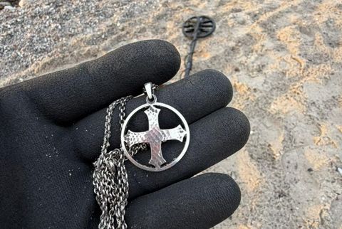 Kette am Strand verloren