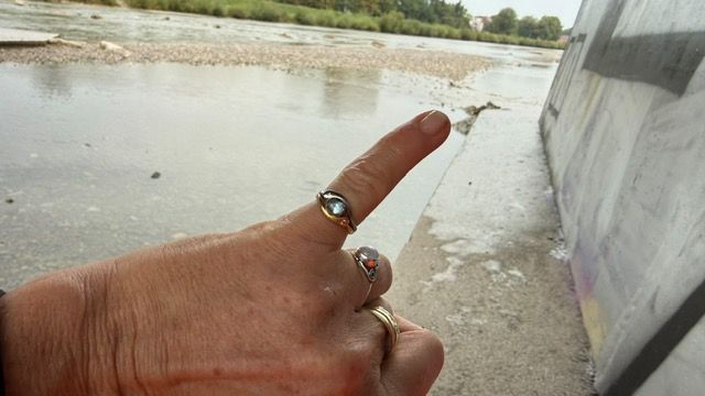 Ring in der Isar verloren